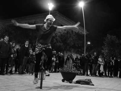 Uno show di Christian Lisco sul monociclo 